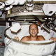 El comandante Conrad de la misión Skylab 2, usando la ducha de la estación espacial (junio de 1973).